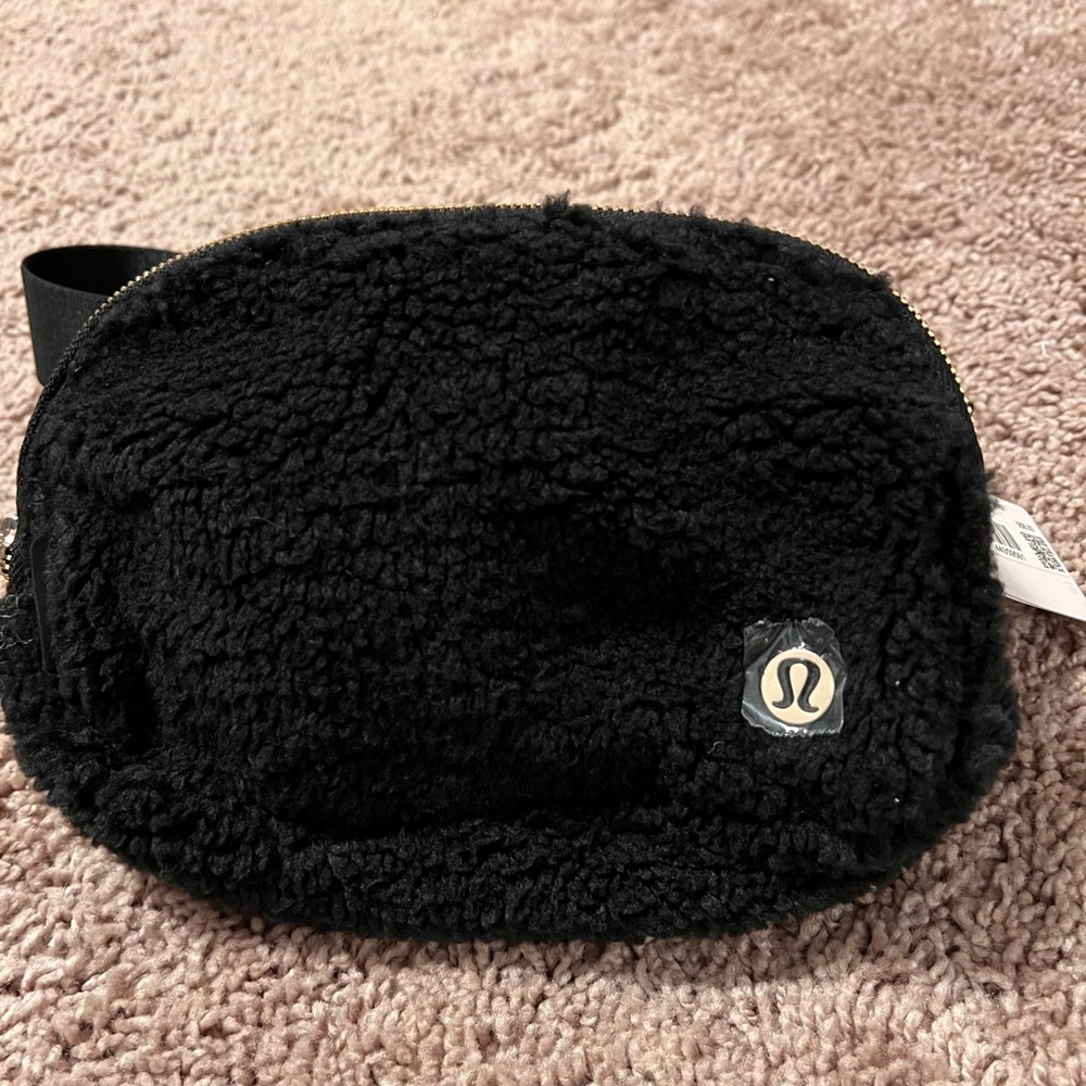 Lululemon Everywhere Fleece Belt Bag Black - Picture 5 of 6
